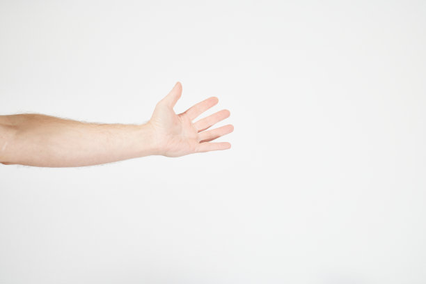 男性手在白色背景前图片下载