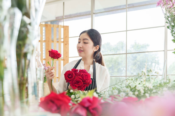 中国女花商安排红玫瑰图片下载