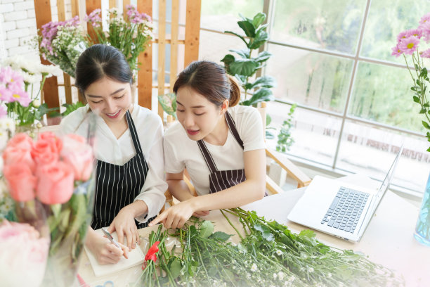中国女花匠在花店写订单图片下载