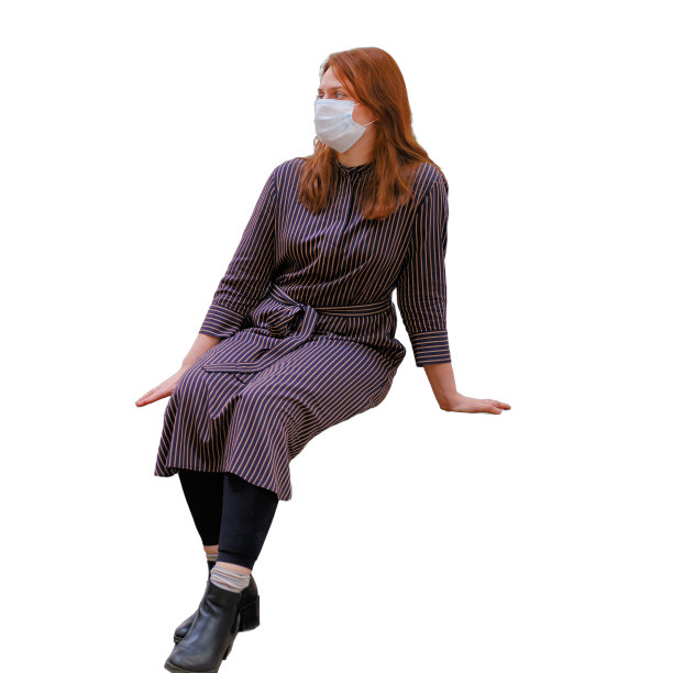 购物中心里一个戴着医用口罩的红发女人，被隔离在白色背景上图片下载