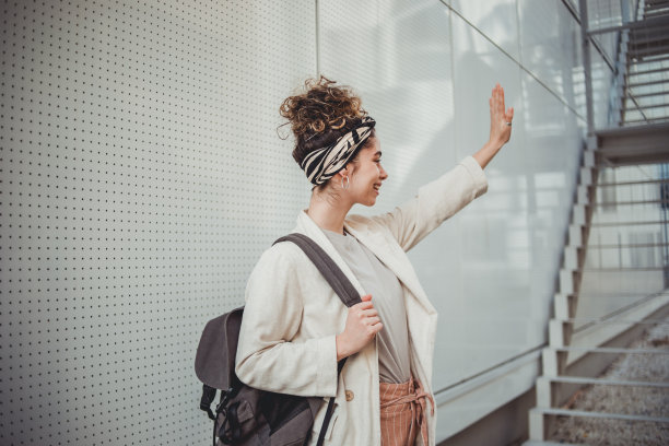 一名女学生站在教学楼旁的肖像图片下载