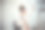 一名女学生站在教学楼旁的肖像图片下载