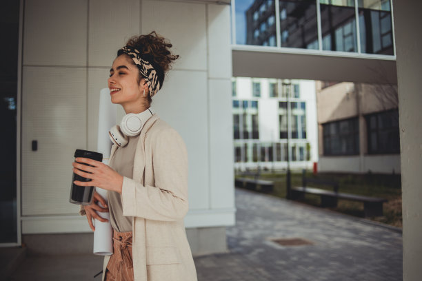 一名女学生站在教学楼旁的肖像图片下载