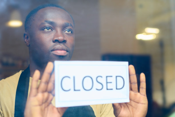 服务员在工作日结束后关闭咖啡馆图片下载