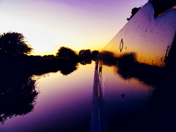 夕阳映在窄船上图片下载