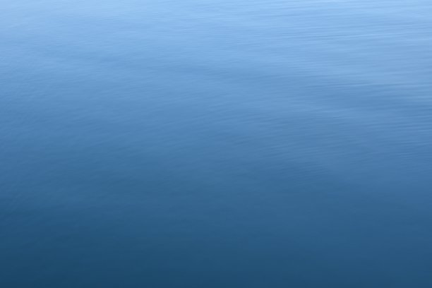 在浮冰上的日落巡航图片下载