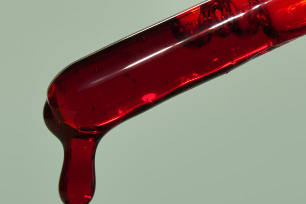 在化学实验室中提取被测产品和红色溶液的实验室试验、设备和玻璃器皿。有空间复制。高质量照片图片下载