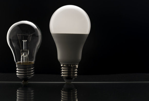 钨丝灯泡和LED灯泡为黑色。节约用电的理念。图片下载