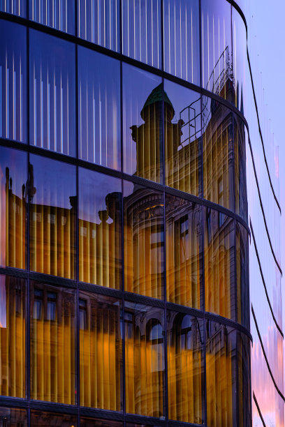 现代玻璃建筑的立面反映了历史建筑图片下载
