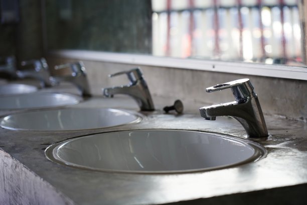 公共厕所的水槽图片下载