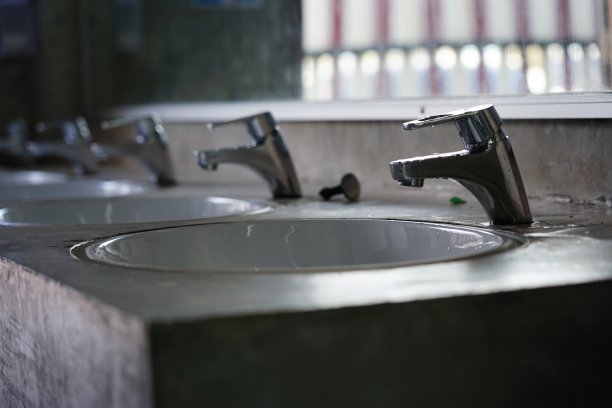 公共厕所的水槽图片下载