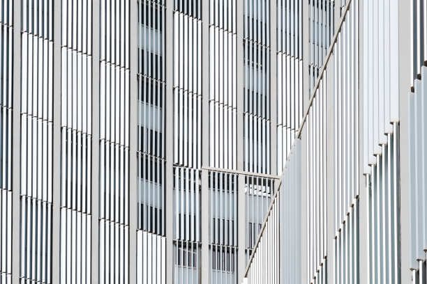 巴塞罗那市一所现代大学建筑的灰色金属立面和窗户的正面视图图片下载