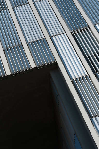 巴塞罗那市一座灰色金属现代办公大楼立面的抽象细节构成图片下载