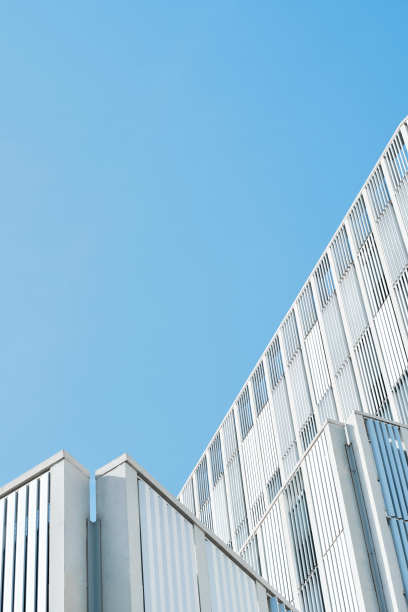 巴塞罗那市一所现代大学建筑的灰色金属立面图片下载