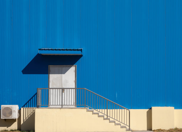 蓝色背景的仓库门图片下载