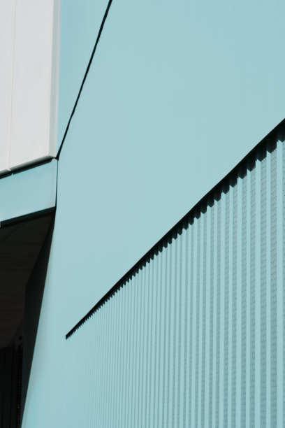巴塞罗那市一座现代建筑的蓝绿色墙壁侧视图细节的抽象构图图片下载