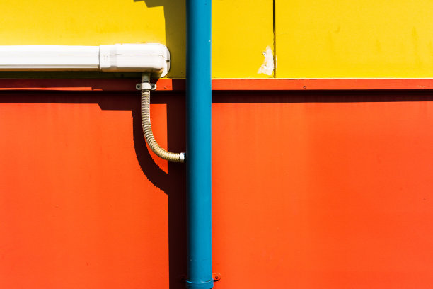 工业墙上的一根煤气管道。图片下载