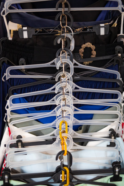 女性衣架上的衣服图片下载