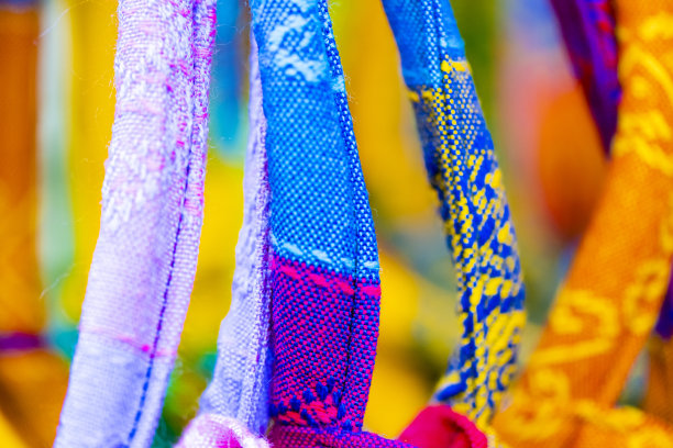 在墨西哥卡门海滩出售的彩色布袋的抽象特写图片下载