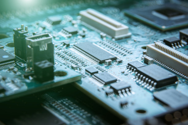 蓝色电路板上的微芯片的抽象特写图片下载