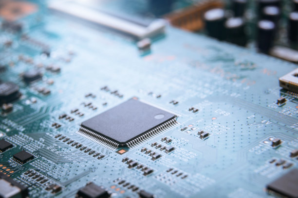 蓝色电路板上的微芯片的抽象特写图片下载