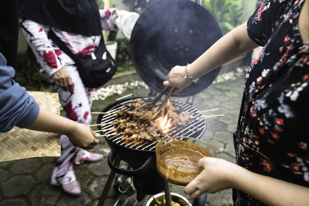 关闭沙茶和酒吧的午餐派对与沙茶图片下载