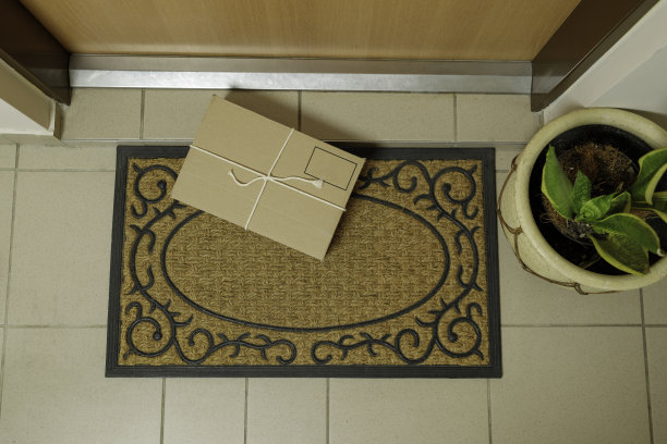 门垫上放着一个纸箱图片下载