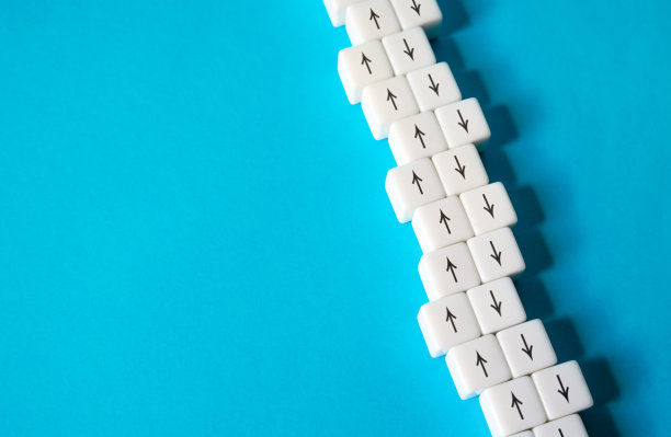 带有向前和向后箭头的块。图片下载