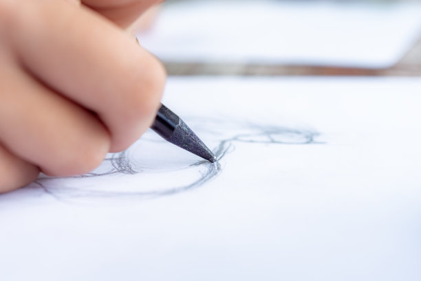 用炭笔在纸上画马的女孩手图片下载