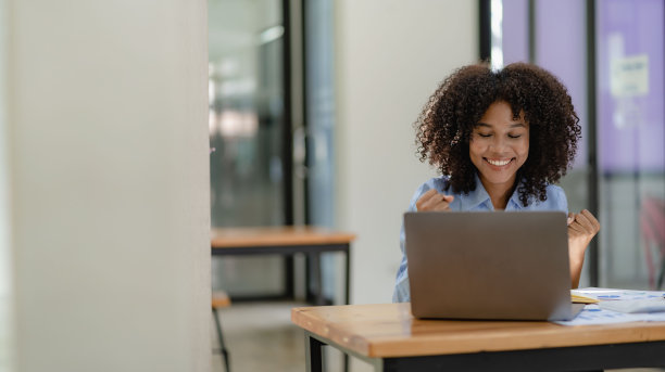 年轻快乐成功的商业女性工作与笔记本电脑和计算分析计算器与财务图表文件在办公室在线会议的概念图片下载