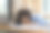 劳累过度的商业女性劳累的年轻女孩在工作期间躺在桌子上使用笔记本电脑和财务图表。图片下载