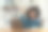 非裔美国女孩用笔记本电脑坐在书桌前写作。努力工作。女子在网上工作时戴着耳机。学生兴奋地在咖啡馆在线学习语言。图片下载