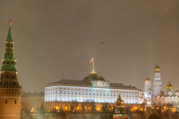 莫斯科克里姆林宫的塔。在红场附近的一个下雪的冬天晚上，寒冷而荒凉的莫斯科街道图片下载