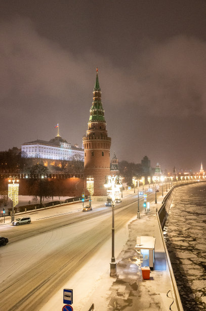 莫斯科克里姆林宫的塔。在红场附近的一个下雪的冬天晚上，寒冷而荒凉的莫斯科街道图片下载