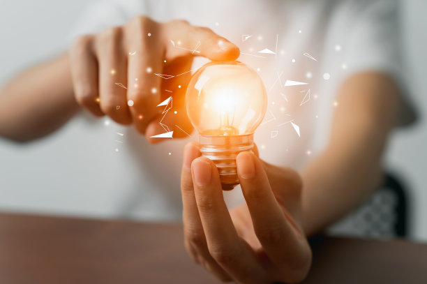 全新的想法和灵感，用大脑的概念，手握灯泡。图片下载