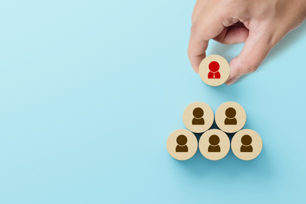 人力资源管理和招聘经营理念，手把木方块放在金字塔顶端，复制空间图片下载