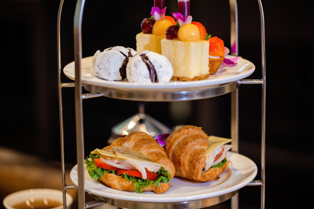 传统的下午茶，精致的餐桌上有三明治图片下载