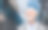 年长的商务人士站在办公大楼外看向别处。图片下载