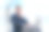 年轻的商人或金融人士在进入会场前思考，玻璃大厦图片下载