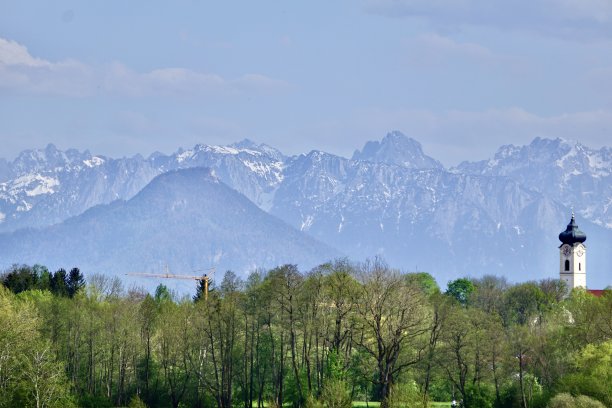 上巴伐利亚的一个小镇。春天里有坏的Aibling。巴伐利亚的春天。上巴伐利亚的春天全景。春天的巴伐利亚奶牛。春天的巴伐利亚教堂和风景。图片下载