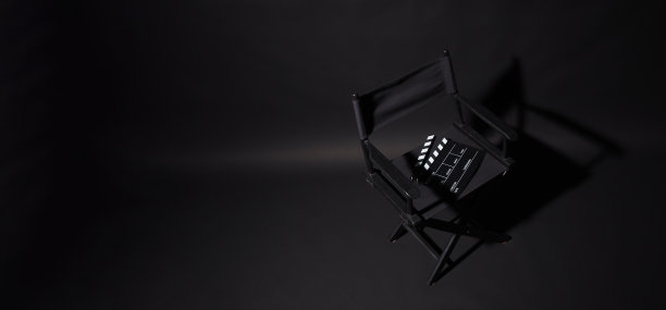 黑色导演椅和挡板在黑色背景。图片下载
