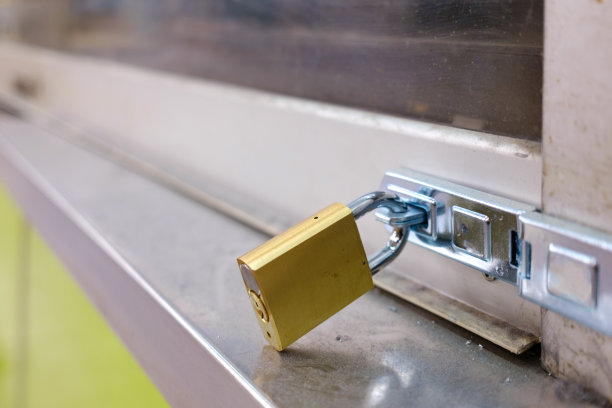 窗户上有挂锁图片下载