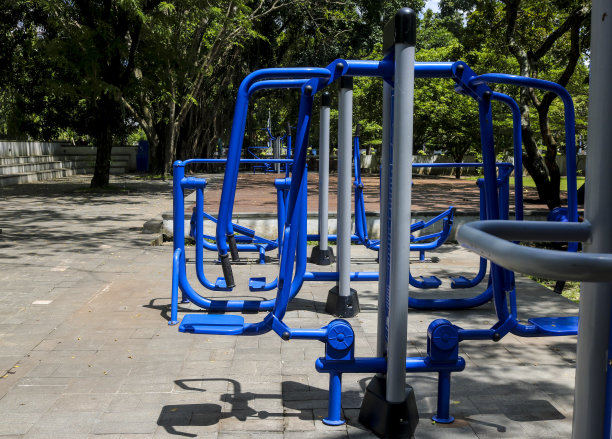 日惹州立大学花园的健身房和健身设施。公园里有体育设施图片下载