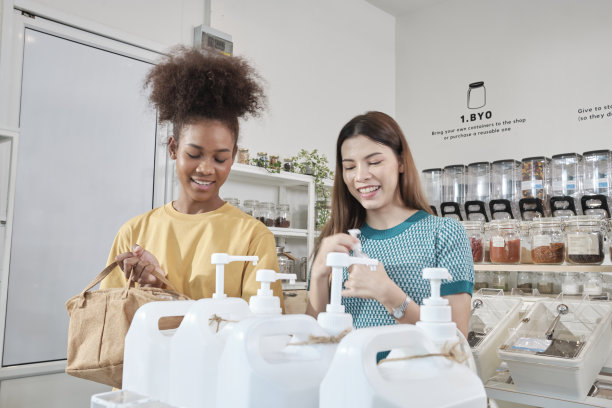 两名女顾客在商店里选购有机产品。图片下载