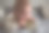 婴儿咀嚼牙齿玩具。婴儿正在长第一颗牙。男孩在父母的床上咬玩具。六个月大的漂亮男婴。逼真的幼儿家庭肖像图片下载