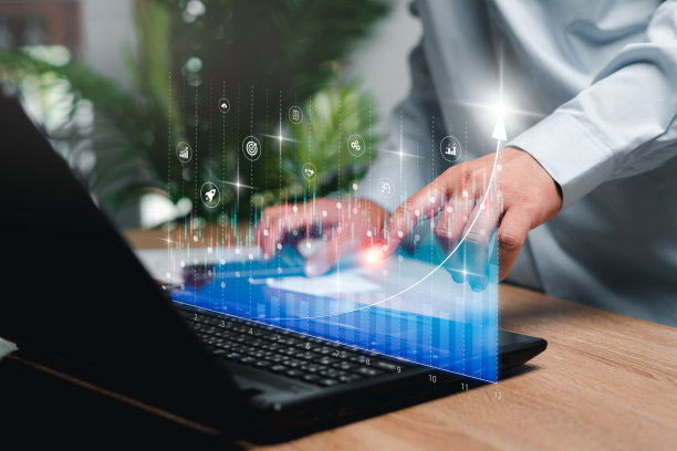 商人使用笔记本电脑，并在虚拟屏幕上的计划和业务战略分析销售数据和图表经济增长，长期投资的财务数据，业务增长的概念图片下载