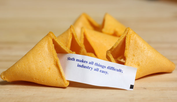 打开带有信息的幸运饼干懒惰使一切都变得困难图片下载