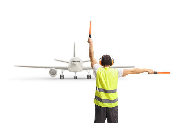 一名编组员在飞机前用魔杖发出信号的后视图图片下载