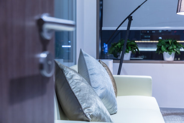 客厅有舒适的沙发图片下载