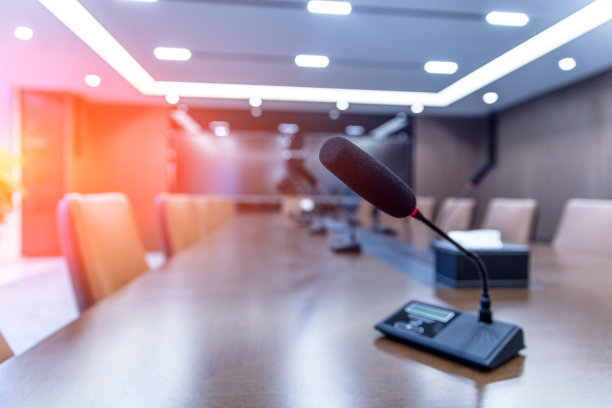 会议室空无一人，桌上放着麦克风图片下载